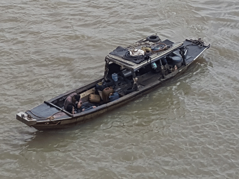 Cô gái may mắn được một chiếc ghe chạy ngang qua cứu vớt. Ảnh H. Tâm